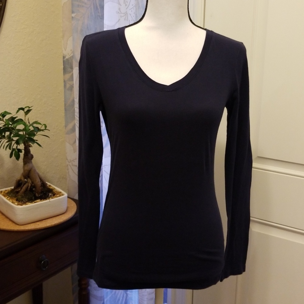 Navy blue long sleeve v-neck top